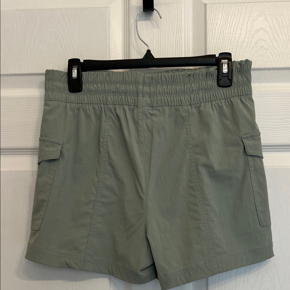 Yogalicious Lightweight Cargo Pocket Commuter Shorts Elastic Waist Activewear M